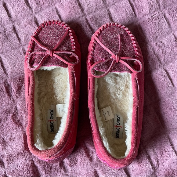 Girls Hot Pink Sparkly Minnetonka Moccasins kids Sz 4 - Picture 3 of 6